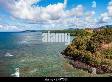 Vue aérienne au large vers Kilauea depuis Princeville sur la côte nord de l'île hawaïenne de Kauai Banque D'Images