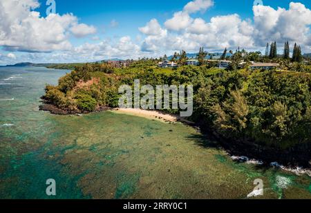 Vue aérienne au large de la petite plage de sable Sealodge à Princeville sur la côte nord de l'île hawaïenne de Kauai Banque D'Images