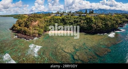 Vue aérienne au large de la petite plage de sable Sealodge à Princeville sur la côte nord de l'île hawaïenne de Kauai Banque D'Images