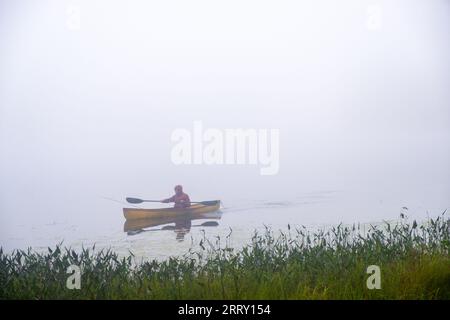 Scène de lac Adirondack Misty pendant le canoë dans les montagnes Adirondack de l'État de New York, États-Unis, Essex Chain Lakes près de Newcomb, NY, États-Unis. Banque D'Images
