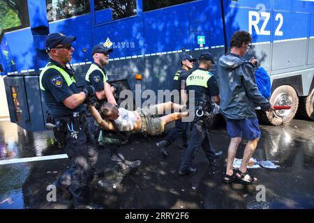 La Haye, pays-Bas, 9 septembre 2023. Pour la 8e fois, des milliers de militants de la rébellion de l'extinction ont protesté contre les subventions aux combustibles fossiles en bloquant l'autoroute A12. Des bateaux ont été utilisés et la police a enlevé et arrêté des centaines de personnes. Crédit:Pmvfoto/Alamy Live News Banque D'Images