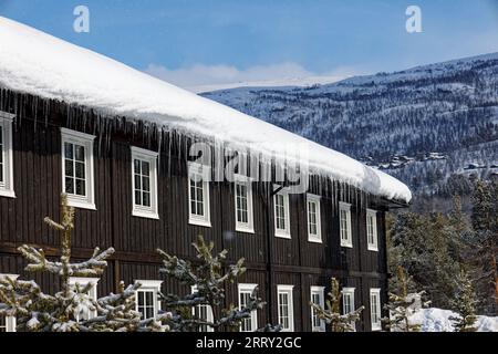 Des glaçons suspendus à l'avant-toit d'une cabane à Andalsnes Norvège Banque D'Images