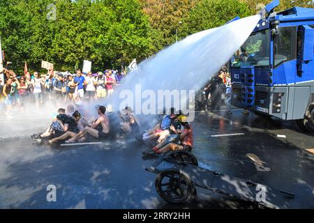 La Haye, pays-Bas, 9 septembre 2023. Pour la 8e fois, des milliers de militants de la rébellion de l'extinction ont protesté contre les subventions aux combustibles fossiles en bloquant l'autoroute A12. Des bateaux ont été utilisés et la police a enlevé et arrêté des centaines de personnes. Crédit:Pmvfoto/Alamy Live News Banque D'Images