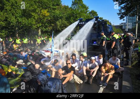 La Haye, pays-Bas, 9 septembre 2023. Pour la 8e fois, des milliers de militants de la rébellion de l'extinction ont protesté contre les subventions aux combustibles fossiles en bloquant l'autoroute A12. Des bateaux ont été utilisés et la police a enlevé et arrêté des centaines de personnes. Crédit:Pmvfoto/Alamy Live News Banque D'Images