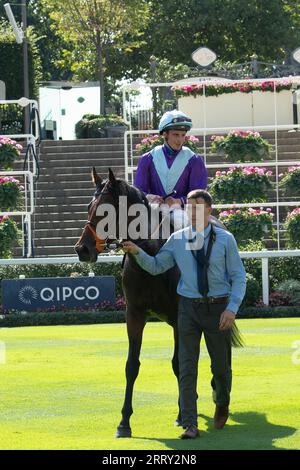 Ascot, Berkshire, Royaume-Uni. 9 septembre 2023. Horse Ghostwriter monté par le jocky William Buick remporte le ROR Horses for courses British EBF novice Stakes à l'hippodrome d'Ascot. Propriétaire J C Smith. Entraîneur Clive Cox, Hungerford. Crédit : Maureen McLean/Alamy Live News Banque D'Images