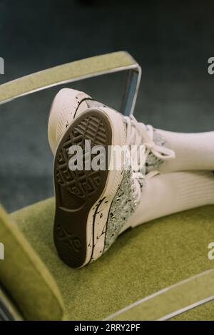 Une photo en gros plan d'un homme d'affaires dans des baskets sportives Banque D'Images