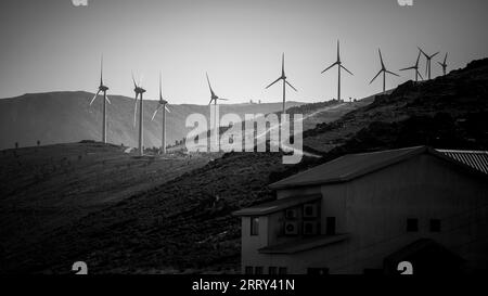 Parcs éoliens dans les montagnes de la Serra da Estrela, Portugal. Photo noir et blanc. Banque D'Images