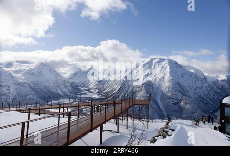 Pont en Norvège surplombant un fjord et des montagnes Banque D'Images