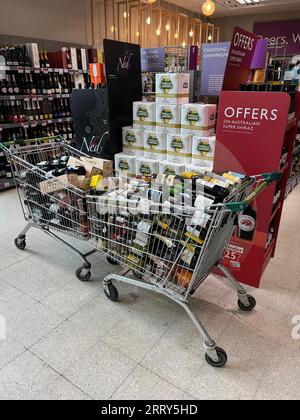 Des trollies pleines d'alcool sont vues à l'intérieur d'une succursale de Waitrose à Londres. 31 mars 2023. Banque D'Images