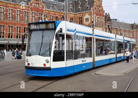 Amsterdam GVB Combino tram de Siemens dans les rues avec des autocollants de fierté après le défilé LHBTGQI+ Banque D'Images