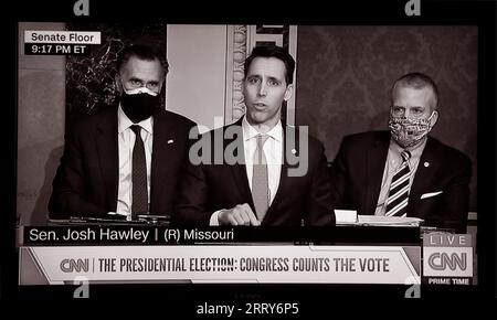 Une capture d'écran CNN du sénateur américain Josh Hawley le 6 janvier 2021, lors du décompte des votes du Collège électoral et de l'attaque contre le Capitole des États-Unis. Banque D'Images