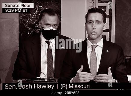 Une capture d'écran C-SPAN du sénateur américain Josh Hawley le 6 janvier 2021, lors du décompte des votes du Collège électoral et de l'attaque contre le Capitole des États-Unis. Banque D'Images