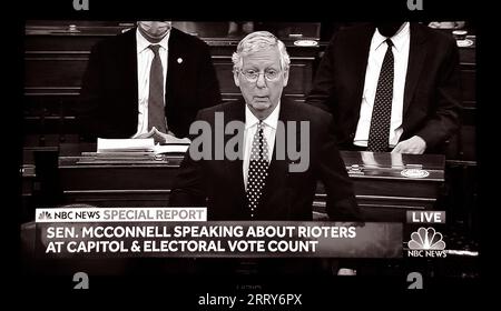 Une capture d'écran de NBC du sénateur Mitch McConnell s'exprimant le 6 janvier 2021, lors du décompte des votes du Collège électoral et de l'attaque contre le Capitole des États-Unis. Banque D'Images