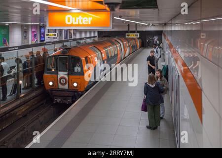 SPT Subway train En arrivant à la station de métro Buchanan Street Glasgow sur le métro métro de Glasgow Banque D'Images