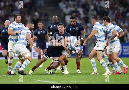 L'Anglais Tom Curry (à gauche) entre en contact tête contre tête avec l'Argentin Juan Mallia, ce qui entraîne un carton rouge lors du match de la poule D de la coupe du monde de rugby 2023 au Stade de Marseille, en France. Date de la photo : Samedi 9 septembre 2023. Banque D'Images