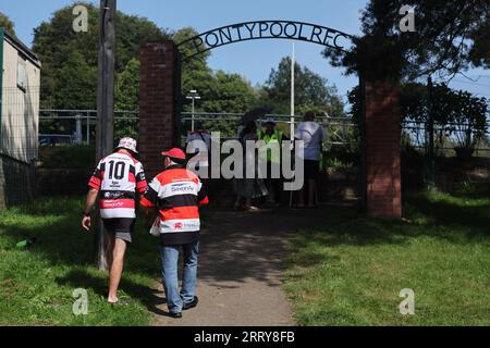 Pontypool, Royaume-Uni. 09 septembre 2023. Une vue générale à l'extérieur du sol alors que les spectateurs arrivent devant Pontypool RFC v Swansea RFC, WRU Premiership Match au Pontypool Park à Pontypool, pays de Galles du Sud, le samedi 9 septembre 2023. Les Pontypool RFC jouent en Premiership de la WRU cette année après la promotion de la saison dernière. Le célèbre Pontypool Park Ground a été utilisé comme l'un des sites de la coupe du monde de rugby 1991. Photo par Andrew Orchard/Andrew Orchard photographie sportive/Alamy Live News crédit : Andrew Orchard photographie sportive/Alamy Live News Banque D'Images