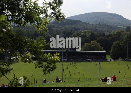 Pontypool, Royaume-Uni. 09 septembre 2023. Vue générale lors du Pontypool RFC (en rouge/blanc) v Swansea RFC, WRU Premiership Match au Pontypool Park à Pontypool, Galles du Sud, le samedi 9 septembre 2023. Les Pontypool RFC jouent en Premiership de la WRU cette année après la promotion de la saison dernière. Le célèbre Pontypool Park Ground a été utilisé comme l'un des sites de la coupe du monde de rugby 1991. Photo par Andrew Orchard/Andrew Orchard photographie sportive/Alamy Live News crédit : Andrew Orchard photographie sportive/Alamy Live News Banque D'Images