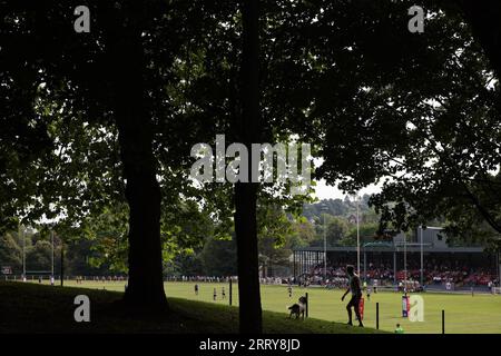 Pontypool, Royaume-Uni. 09 septembre 2023. Vue générale lors du Pontypool RFC (en rouge/blanc) v Swansea RFC, WRU Premiership Match au Pontypool Park à Pontypool, Galles du Sud, le samedi 9 septembre 2023. Les Pontypool RFC jouent en Premiership de la WRU cette année après la promotion de la saison dernière. Le célèbre Pontypool Park Ground a été utilisé comme l'un des sites de la coupe du monde de rugby 1991. Photo par Andrew Orchard/Andrew Orchard photographie sportive/Alamy Live News crédit : Andrew Orchard photographie sportive/Alamy Live News Banque D'Images