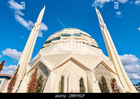 Istanbul, Turquie - 9 septembre 2023 : vue extérieure de la mosquée moderne de la Faculté de théologie de l'Université Marmara à Uskudar (Ilahiyat Fakültesi Camii in Tu Banque D'Images