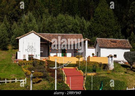 Vue du musée de la Maison historique de Pantano de Vargas situé à Paipa en face du complexe sculptural mémorial des Lancers Banque D'Images