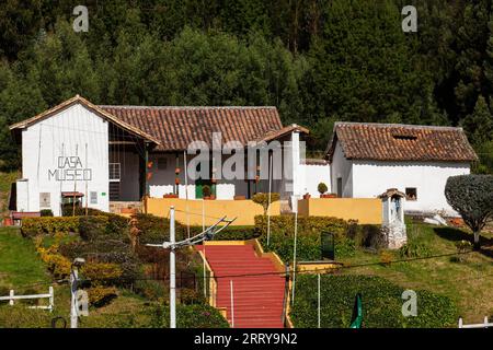 Vue du musée de la Maison historique de Pantano de Vargas situé à Paipa en face du complexe sculptural mémorial des Lancers Banque D'Images