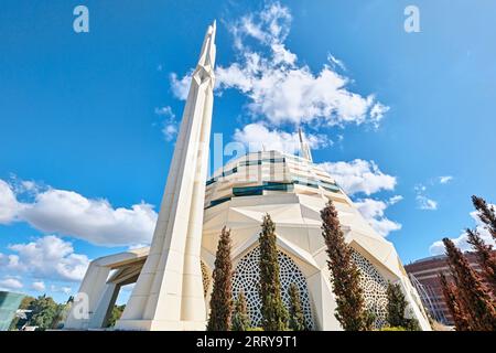 Istanbul, Turquie - 9 septembre 2023 : vue extérieure de la mosquée moderne de la Faculté de théologie de l'Université Marmara à Uskudar (Ilahiyat Fakültesi Camii in Tu Banque D'Images