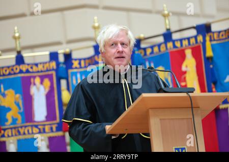 Non exclusive : LVIV, UKRAINE - 9 SEPTEMBRE 2023 - l'ancien Premier ministre britannique Boris Johnson prononce un discours lors de la cérémonie pour accepter le titre de Banque D'Images