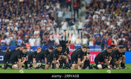 Paris, France. 9 septembre 2023. La Nouvelle-Zélande joue le Haka avant le match de la coupe du monde de rugby 2023 au Stade de France, Paris. Le crédit photo devrait être : Paul Thomas/Sportimage crédit : Sportimage Ltd/Alamy Live News Banque D'Images