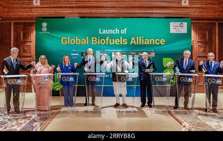 New Delhi, Inde. 09 septembre 2023. Debout de gauche à droite, le Premier ministre de Singapour Lee Hsien Loong, le Premier ministre du Bangladesh Sheikh Hasina, le Premier ministre italien Giorgia Meloni, le président américain Joe Biden, le Premier ministre indien Narendra Modi, le président brésilien Luiz Inacio Lula da Silva, le président argentin Alberto Fernandez, le Premier ministre mauricien Pravind Kumar Jugnauth et le président des Émirats arabes Unis Sheikh Mohamed bin Zayed, posent pour la photo de groupe lors du lancement de l’Alliance mondiale des biocarburants lors du sommet du G20, le 9 septembre 2023 à New Delhi, en Inde. Crédit : Ricardo Stuckert/Présidence brésilienne/A. Banque D'Images