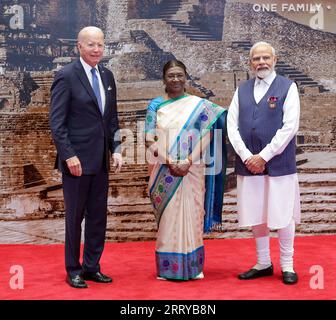 New Delhi, Inde. 09 septembre 2023. Le président américain Joe Biden, à gauche, pose avec le président indien Droupadi Murmu, au centre, et le Premier ministre indien Narendra Modi, à droite, lors des arrivées pour le dîner de gala du sommet du G20 à Bharat Mandapam, le 9 septembre 2023 à New Delhi, en Inde. Crédit : PIB/Press information Bureau/Alamy Live News Banque D'Images