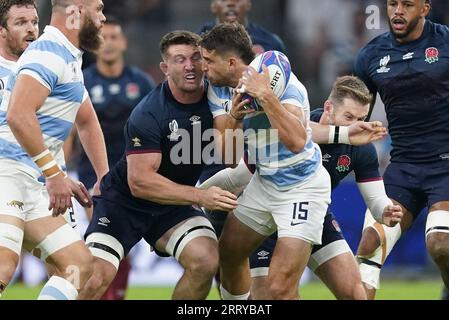 L'Anglais Tom Curry (à gauche) entre en contact tête contre tête avec l'Argentin Juan Mallia, ce qui entraîne un carton rouge lors du match de la poule D de la coupe du monde de rugby 2023 au Stade de Marseille, en France. Date de la photo : Samedi 9 septembre 2023. Banque D'Images