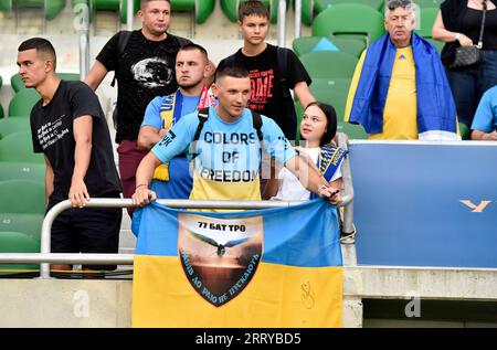 Wroclaw, Pologne. 09 septembre 2023. WROCLAW, POLOGNE - le 9 SEPTEMBRE 2023 - Un fan tient un drapeau ukrainien sur les tribunes de la Tarczynski Arena avant le tour de qualification de l'UEFA EURO 2024 Matchday 5 Group C match entre l'Ukraine et l'Angleterre, Wroclaw, Pologne. Crédit : UKRINFORM/Alamy Live News Banque D'Images