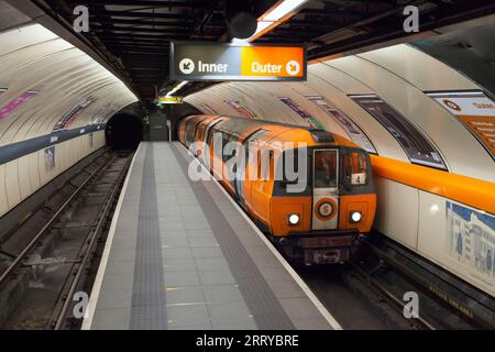 Un train circulaire extérieur arrive à la station de métro Shields Road sur le métro SPT Glasgow Banque D'Images