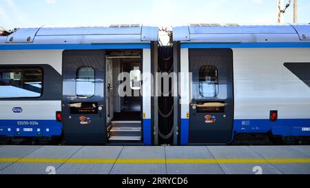 Varsovie, Pologne. 5 septembre 2023. PKP Intercity train Polish voiture-couchage au quai de la gare en attendant le départ en fin d'après-midi. PKP Intercity Banque D'Images