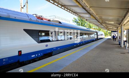 Varsovie, Pologne. 5 septembre 2023. PKP Intercity train Polish voiture-couchage au quai de la gare en attendant le départ en fin d'après-midi. PKP Intercity Banque D'Images