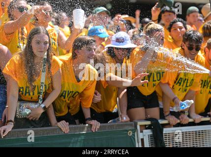 Jseptembre 9 2023 : les étudiants de Baylor Bears sont aspergés d'eau pendant la 2e moitié du match de football de la NCAA entre les Utes de l'Utah et les Baylor Bears au McLane Stadium de Waco, Texas. Matthew Lynch/CSM (image de crédit : © Matthew Lynch/Cal Sport Media) Banque D'Images