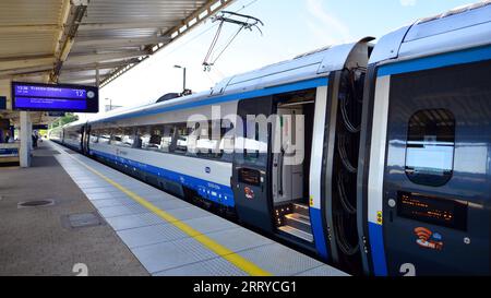 Varsovie, Pologne. 5 septembre 2023. PKP Intercity train Polish voiture-couchage au quai de la gare en attendant le départ en fin d'après-midi. PKP Intercity Banque D'Images