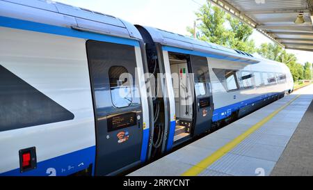 Varsovie, Pologne. 5 septembre 2023. PKP Intercity train Polish voiture-couchage au quai de la gare en attendant le départ en fin d'après-midi. PKP Intercity Banque D'Images