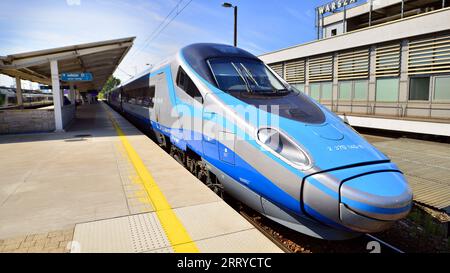 Varsovie, Pologne. 5 septembre 2023. PKP Intercity train Polish voiture-couchage au quai de la gare en attendant le départ en fin d'après-midi. PKP Intercity Banque D'Images