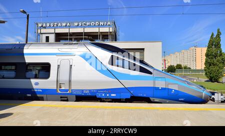 Varsovie, Pologne. 5 septembre 2023. PKP Intercity train Polish voiture-couchage au quai de la gare en attendant le départ en fin d'après-midi. PKP Intercity Banque D'Images