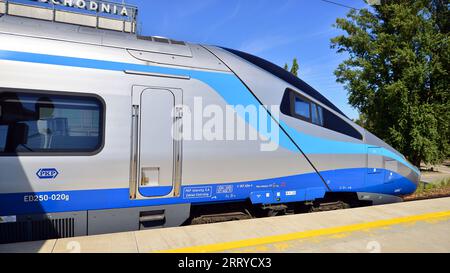 Varsovie, Pologne. 5 septembre 2023. PKP Intercity train Polish voiture-couchage au quai de la gare en attendant le départ en fin d'après-midi. PKP Intercity Banque D'Images