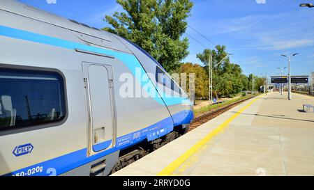 Varsovie, Pologne. 5 septembre 2023. PKP Intercity train Polish voiture-couchage au quai de la gare en attendant le départ en fin d'après-midi. PKP Intercity Banque D'Images