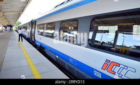 Varsovie, Pologne. 5 septembre 2023. PKP Intercity train Polish voiture-couchage au quai de la gare en attendant le départ en fin d'après-midi. PKP Intercity Banque D'Images