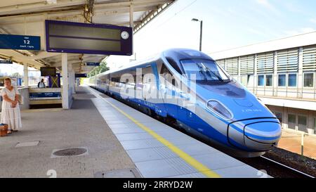 Varsovie, Pologne. 5 septembre 2023. PKP Intercity train Polish voiture-couchage au quai de la gare en attendant le départ en fin d'après-midi. PKP Intercity Banque D'Images