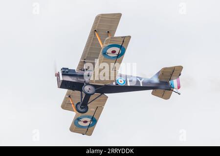 Réplique de l'avion Royal Aircraft Factory SE5a de la première Guerre mondiale vue dans le ciel au-dessus de Southport, Merseyside en septembre 2023. Banque D'Images