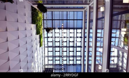 Szczecin, Pologne. 7 septembre 2023. Le lobby et le toit en verre d'un immeuble de bureaux moderne Urzad Marszalkowski. Banque D'Images