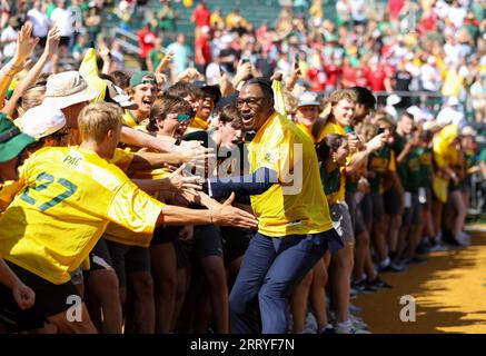 9 septembre 2023 : vainqueur du trophée Heisman et ancien joueur vedette de Baylor, Robert Griffin III, membre de l'équipe de diffusion ESPN couvrant le match, sur le terrain avec la Baylor Line avant le début d'un match de football NCAA entre Baylor et Utah le 9 septembre 2023 à Waco, Texas. Utah a gagné, 20-13. (Image de crédit : © Scott Coleman/ZUMA Press Wire) USAGE ÉDITORIAL SEULEMENT! Non destiné à UN USAGE commercial ! Banque D'Images