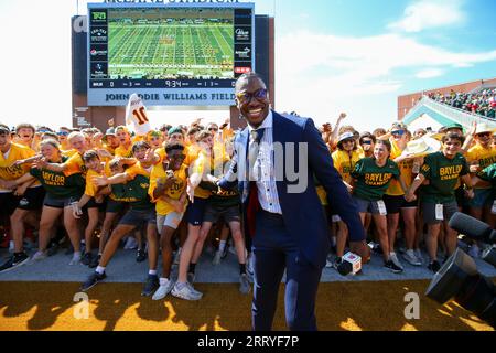 9 septembre 2023 : vainqueur du trophée Heisman et ancien joueur vedette de Baylor, Robert Griffin III, membre de l'équipe de diffusion ESPN couvrant le match, sur le terrain avec la Baylor Line avant le début d'un match de football NCAA entre Baylor et Utah le 9 septembre 2023 à Waco, Texas. Utah a gagné, 20-13. (Image de crédit : © Scott Coleman/ZUMA Press Wire) USAGE ÉDITORIAL SEULEMENT! Non destiné à UN USAGE commercial ! Banque D'Images