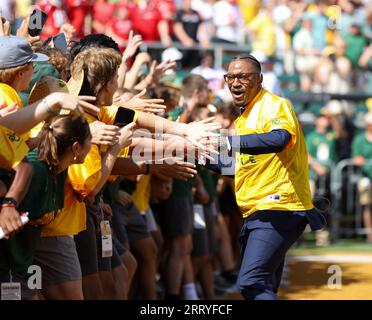 9 septembre 2023 : vainqueur du trophée Heisman et ancien joueur vedette de Baylor, Robert Griffin III, membre de l'équipe de diffusion ESPN couvrant le match, sur le terrain avec la Baylor Line avant le début d'un match de football NCAA entre Baylor et Utah le 9 septembre 2023 à Waco, Texas. Utah a gagné, 20-13. (Image de crédit : © Scott Coleman/ZUMA Press Wire) USAGE ÉDITORIAL SEULEMENT! Non destiné à UN USAGE commercial ! Banque D'Images