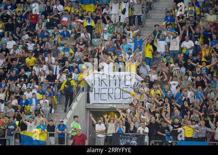 Wroclaw, Pologne. 09 septembre 2023. WROCLAW, POLOGNE - 9 SEPTEMBRE 2023 - les supporters ukrainiens applaudissent l'équipe nationale lors de la ronde de qualification de l'UEFA EURO 2024 Matchday 5 Group C match contre l'Angleterre à la Tarczynski Arena, Wroclaw, Pologne. Crédit : UKRINFORM/Alamy Live News Banque D'Images